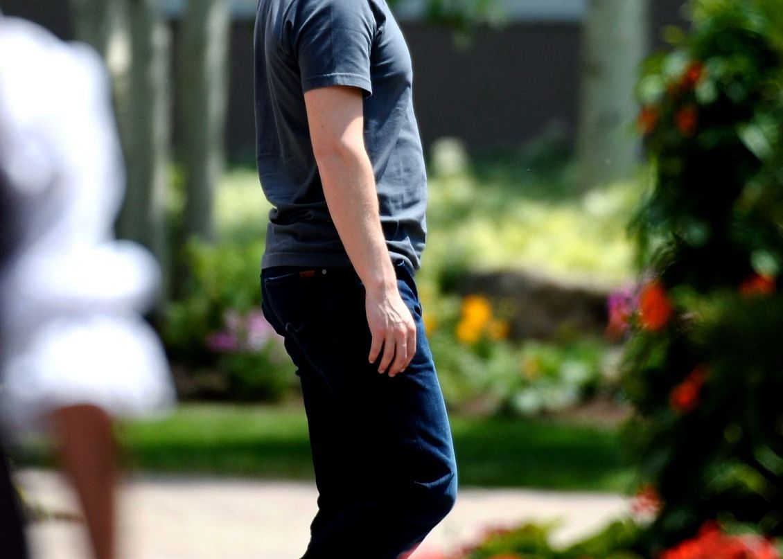 Ai Observat Ca Mark Zuckerberg Poarta Acelasi Tricou In Fiecare Zi Explicatia Sa Este Geniala