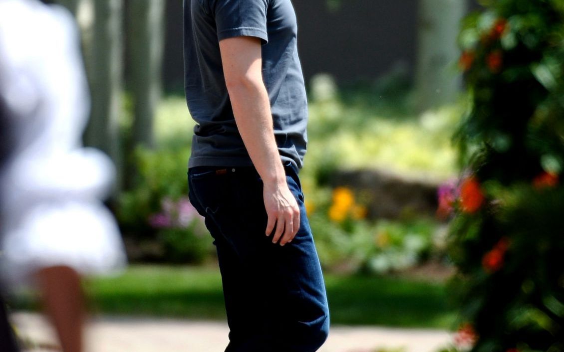Ai observat ca Mark Zuckerberg poarta acelasi tricou in fiecare zi? Explicatia sa este geniala Ai Observat Ca Mark Zuckerberg Poarta Acelasi Tricou In Fiecare Zi Explicatia Sa Este Geniala