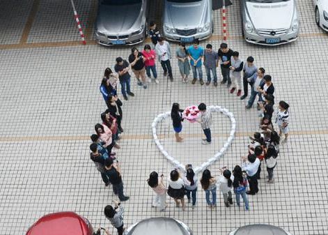 Gestul Incredibil Facut De Un Chinez A Folosit 99 Iphone 6 Pentru A Si Cere In Casatorie Iubita Nu Se