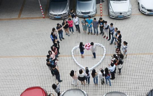 Gestul Incredibil Facut De Un Chinez A Folosit 99 Iphone 6 Pentru A Si Cere In Casatorie Iubita Nu Se