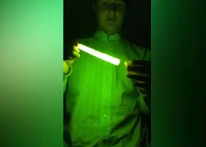 A pus un bat luminat in cuptorul cu microunde. Peste 2 milioane de oameni s-au uitat la ce a urmat A Pus Un Bat Luminat In Cuptorul Cu Microunde Peste 2 Milioane De Oameni S Au Uitat La Ce A Urmat