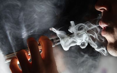 Pericol neasteptat pentru cei care fumeaza tigari electronice. Ce poti pati