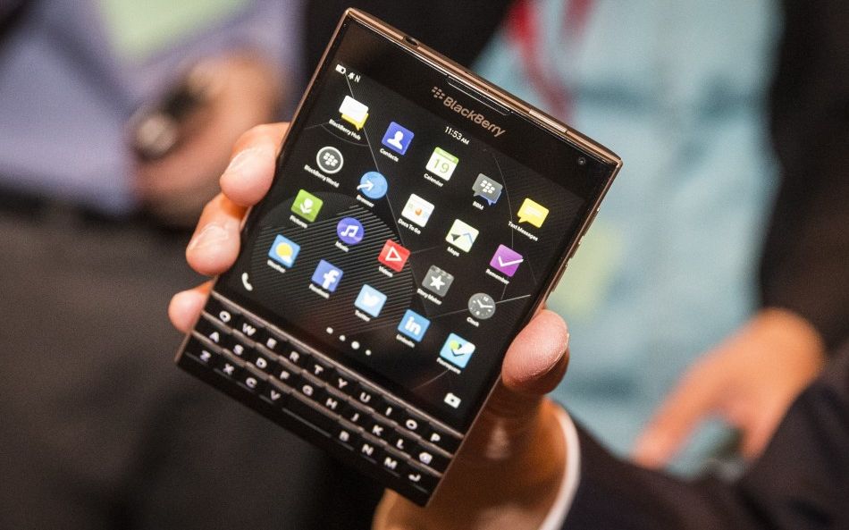 Blackberry are o oferta de nerefuzat! Cat pot castiga cei care renunta la iPhone Blackberry Are O Oferta De Nerefuzat Cat Pot Castiga Cei Care Renunta La Iphone