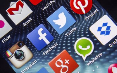 Twitter verifica ce alte aplicatii mai ai pe telefon, Facebook poate face poze fara sa stii!