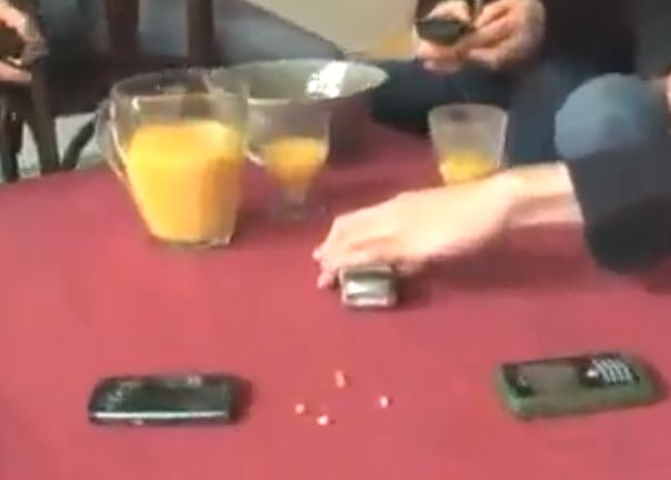 O sa ramai MUT de uimire: Cum poti sa faci popcorn doar cu semnalul de la telefon VIDEO O Sa Ramai Mut De Uimire Cum Poti Sa Faci Popcorn Doar Cu Semnalul De La Telefon Video