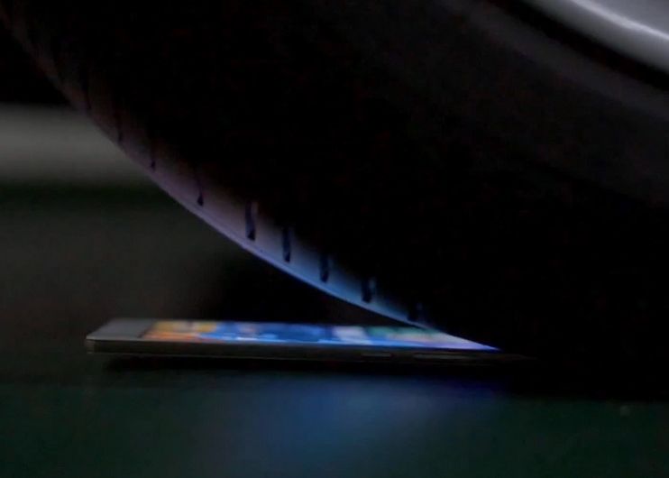 N-ai fi crezut ca poti face asa ceva cu cel mai subtire telefon din lume! Ce se intampla cand e calcat de masina. VIDEO N Ai Fi Crezut Ca Poti Face Asa Ceva Cu Cel Mai Subtire Telefon Din Lume Ce Se Intampla Cand E Calcat