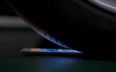 N-ai fi crezut ca poti face asa ceva cu cel mai subtire telefon din lume! Ce se intampla cand e calcat de masina. VIDEO