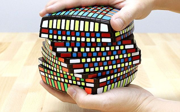 Credeti ca il puteti rezolva? Cel mai mare cub Rubik are de 18 ori mai multe cuburi decat varianta originala Credeti Ca Il Puteti Rezolva Cel Mai Mare Cub Rubik Are De 18 Ori Mai Multe Cuburi Decat Varianta Originala