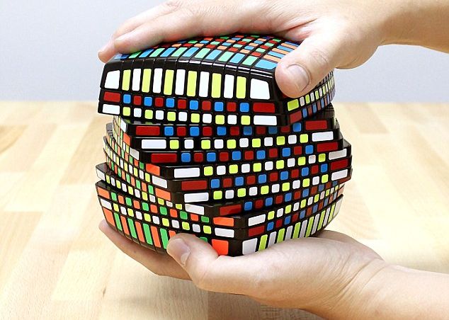 Credeti ca il puteti rezolva? Cel mai mare cub Rubik are de 18 ori mai multe cuburi decat varianta originala Credeti Ca Il Puteti Rezolva Cel Mai Mare Cub Rubik Are De 18 Ori Mai Multe Cuburi Decat Varianta Originala