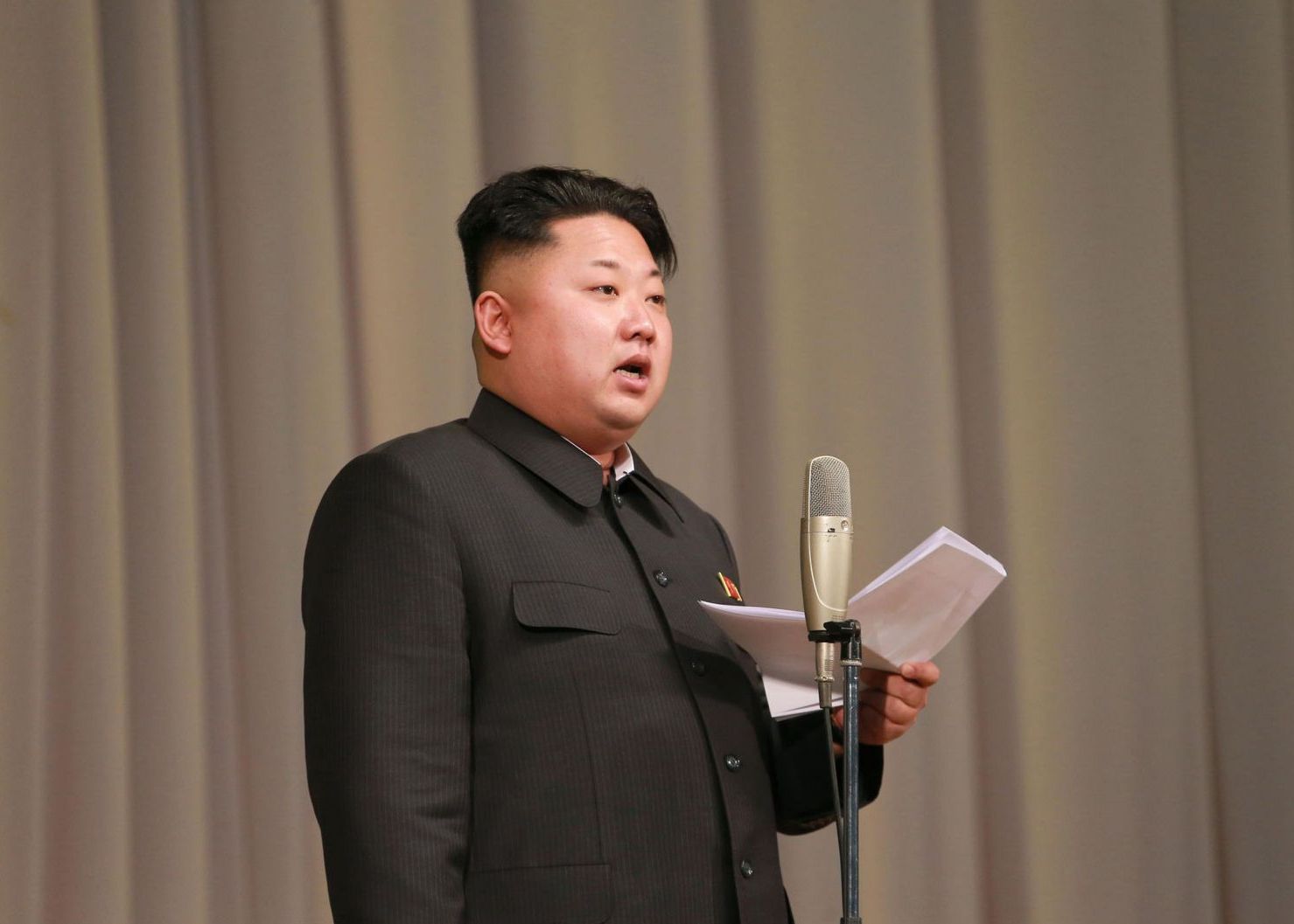 Acest barbat are cel mai groaznic job posibil! Ce a patit cand s-a trezit cu Kim Jong-Un langa el Acest Barbat Are Cel Mai Groaznic Job Posibil Ce A Patit Cand S A Trezit Cu Kim Jong Un Langa El