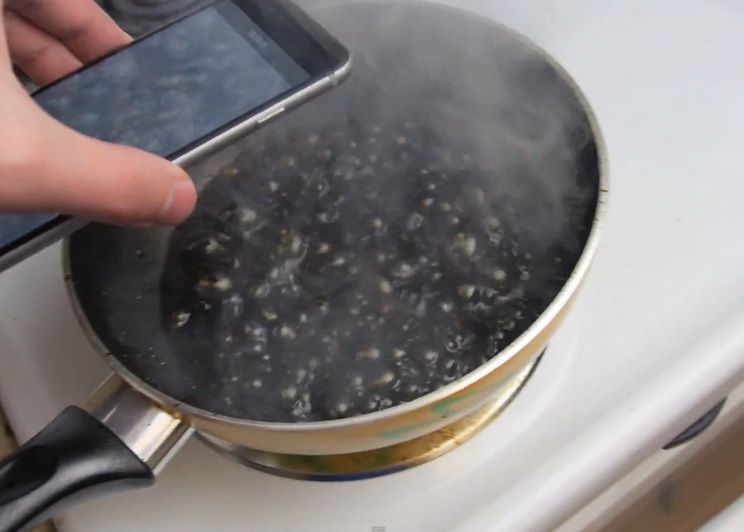 Experimentul pe care nu trebuie sa-l faci niciodata! Ce se intampla daca fierbi un iPhone 6 in Coca Cola! VIDEO Experimentul Pe Care Nu Trebuie Sa L Ratezi Ce Se Intampla Daca Fierbi Un Iphone 6 In Coca Cola Video