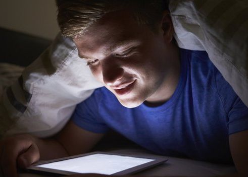 Milioane de oameni fac asta, dar nu stiu ce se intampla, de fapt! Cum iti este afectata sanatatea Citesti Multe Ebook Uri Cum Iti Afecteaza Sanatatea