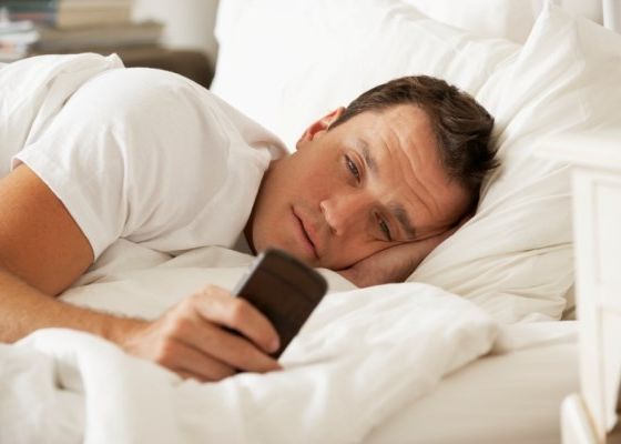 Smartphone-ul te poate ucide! Greseala pe care o face toata lumea! Cum iti pui in pericol viata Smartphone Ul Te Poate Ucide Greseala Pe Care O Face Toata Lumea Cum Iti Pui In Pericol Viata