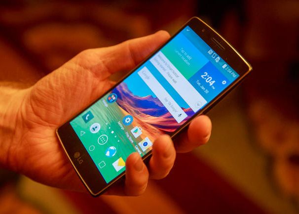 Cel mai puternic telefon din lume a fost lansat la CES! Nebunie curata: Carcasa lui se repara singura! Lg G Flex 2 Mai Mic Mai Curbat Si Mult Mai Bun