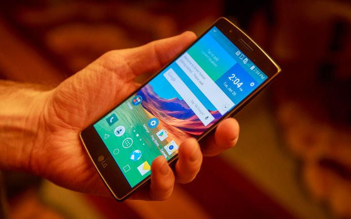 Cel mai puternic telefon din lume a fost lansat la CES! Nebunie curata: Carcasa lui se repara singura! Lg G Flex 2 Mai Mic Mai Curbat Si Mult Mai Bun