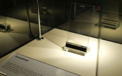 Samsung a creat telefonul total transparent! Motivul pentru care nu il vei putea cumpara