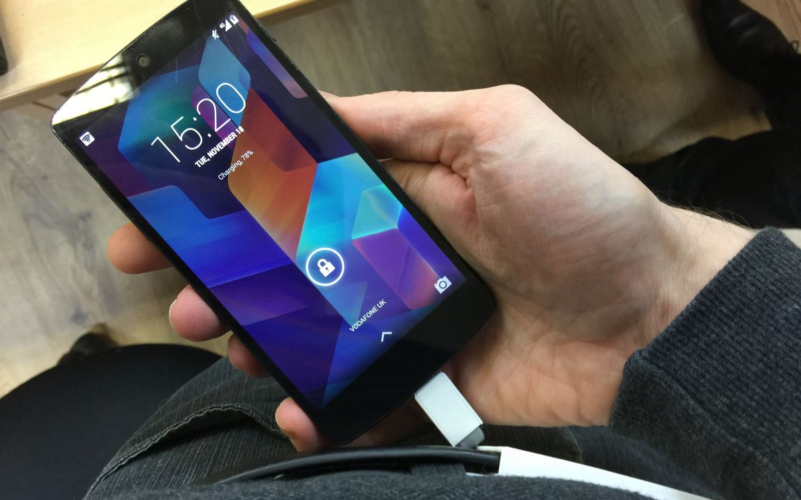 E uimitor ce poti face acum cu telefonul! Ce poti pune in mufa de alimentare! E Uimitor Ce Poti Face Acum Cu Telefonul Ce Poti Pune In Locul Mufei De Alimentare