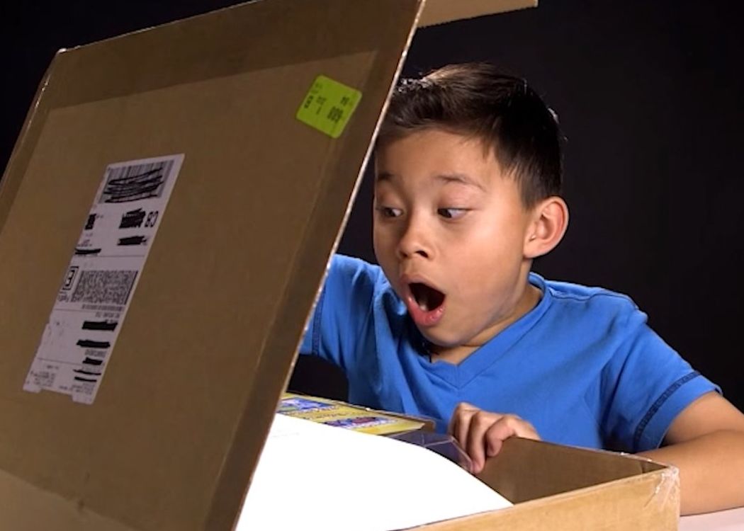 Se Imbogatesc Din Youtube Ce Face Copilul De 9 Ani Care Castiga 1 Milion De Dolari Video