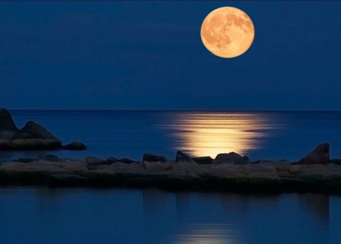 Luna Asa Cum Nu Ai Mai Vazut O Niciodata Video