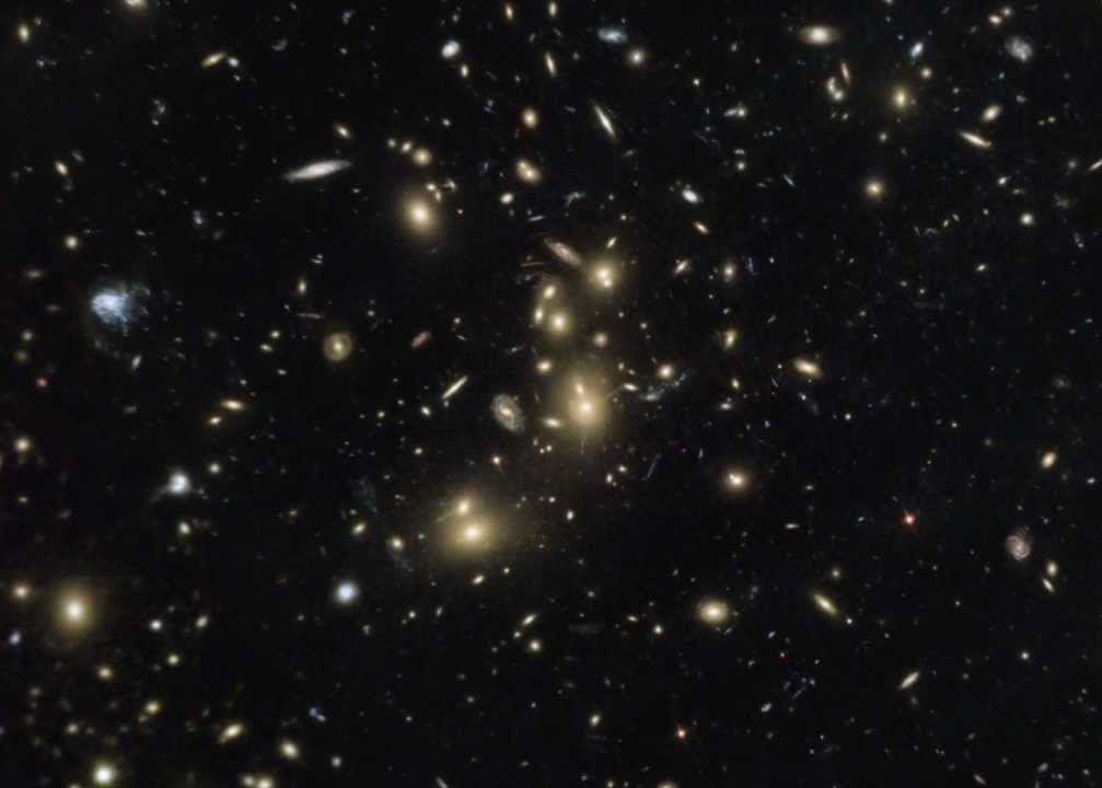 Cea Mai Frumoasa Fotografie Realizata De Hubble In 2014 Imaginea Roiului Galactic Abell 2744 Foto