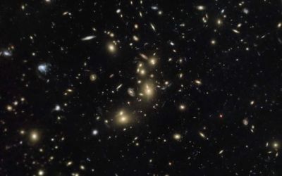 Cea mai frumoasa fotografie realizata de Hubble in 2014: Imaginea roiului galactic Abell 2744. FOTO