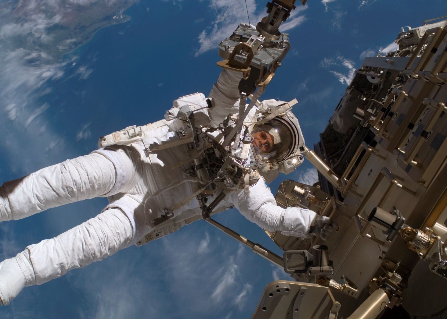 Se Intampla Acum Cum Arata O Iesire In Spatiu Live De Pe Iss 1