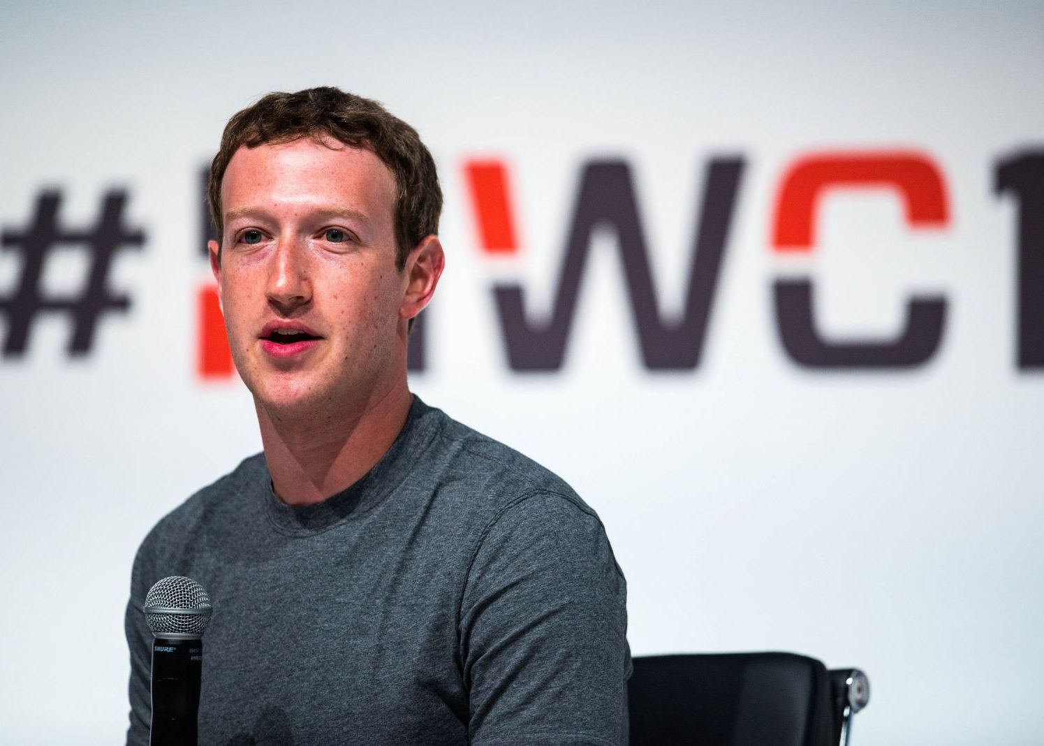 Mark Zuckerberg La Mwc Detaliul Neasteptat Care A Aparut Pe Internet Ce Au Patit Oamenii Prezenti