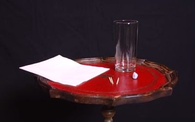 Provocare: Cum ridici o masa folosind un pahar cu apa, un servetel, 3 chibrituri si o bucatica de plastilina. VIDEO