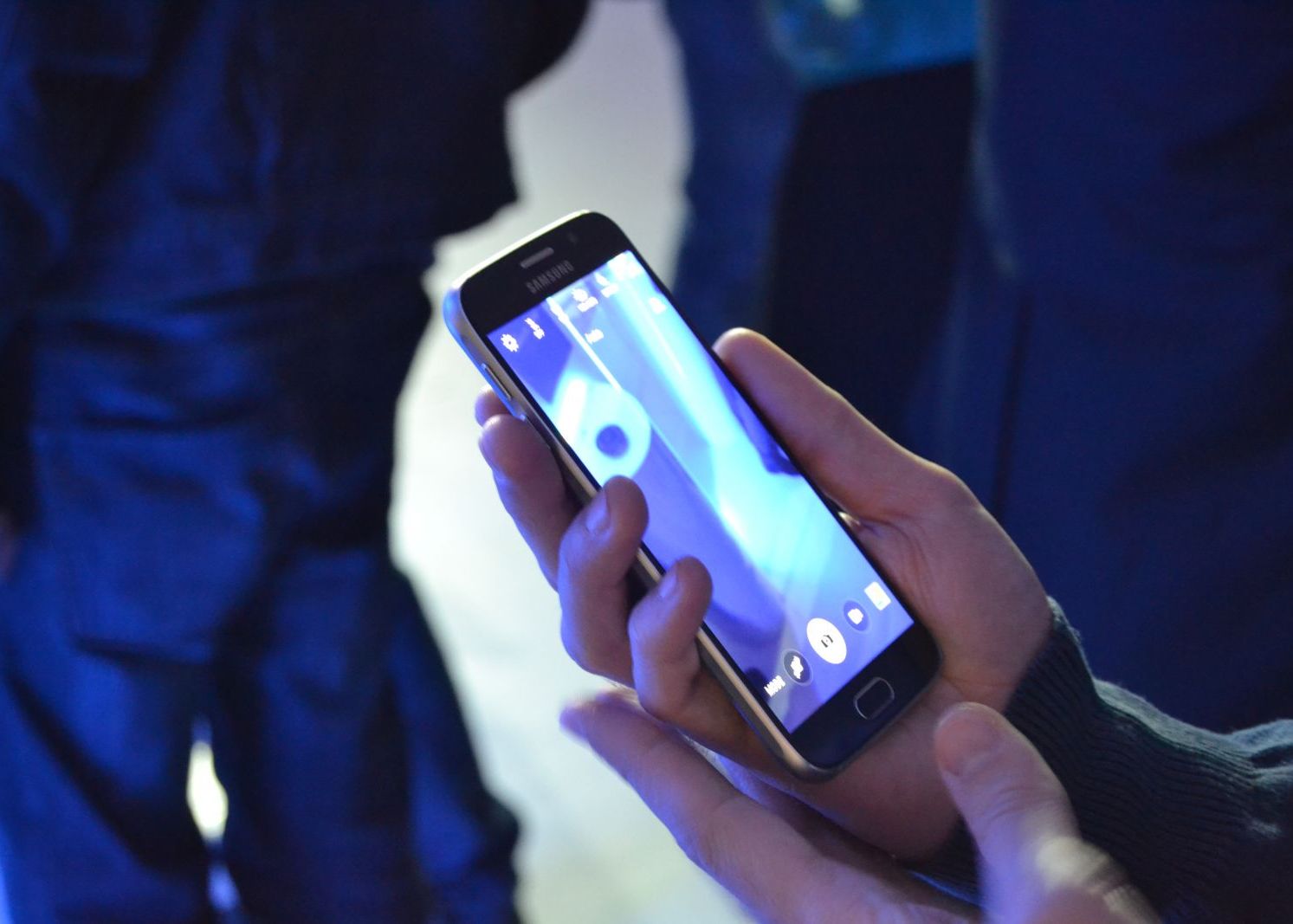Samsung a lansat Galaxy S6 si S6 Edge in Romania. Hands-on cu cele doua telefoane. VIDEO Samsung A Lansat Galaxy S6 Si S6 Edge In Romania Hands On Cu Cele Doua Telefoane Video