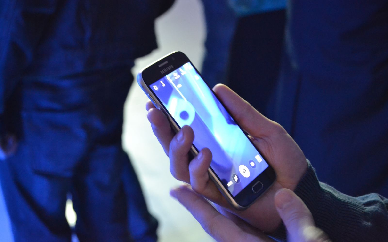 Samsung a lansat Galaxy S6 si S6 Edge in Romania. Hands-on cu cele doua telefoane. VIDEO Samsung A Lansat Galaxy S6 Si S6 Edge In Romania Hands On Cu Cele Doua Telefoane Video