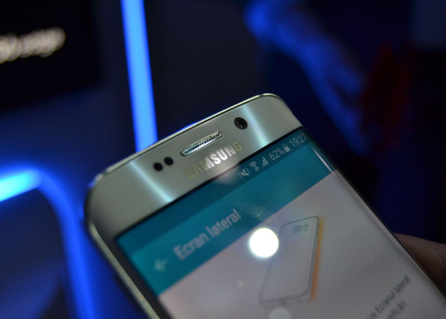 Cum arata functia unica pe care o are Samsung Galaxy S6 Edge. VIDEO Cum Arata Functia Unica Pe Care O Are Samsung Galaxy S6 Edge Video