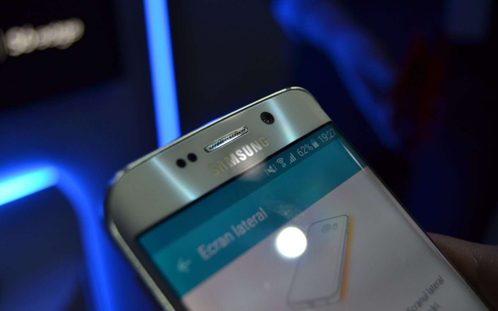Cum arata functia unica pe care o are Samsung Galaxy S6 Edge. VIDEO Cum Arata Functia Unica Pe Care O Are Samsung Galaxy S6 Edge Video
