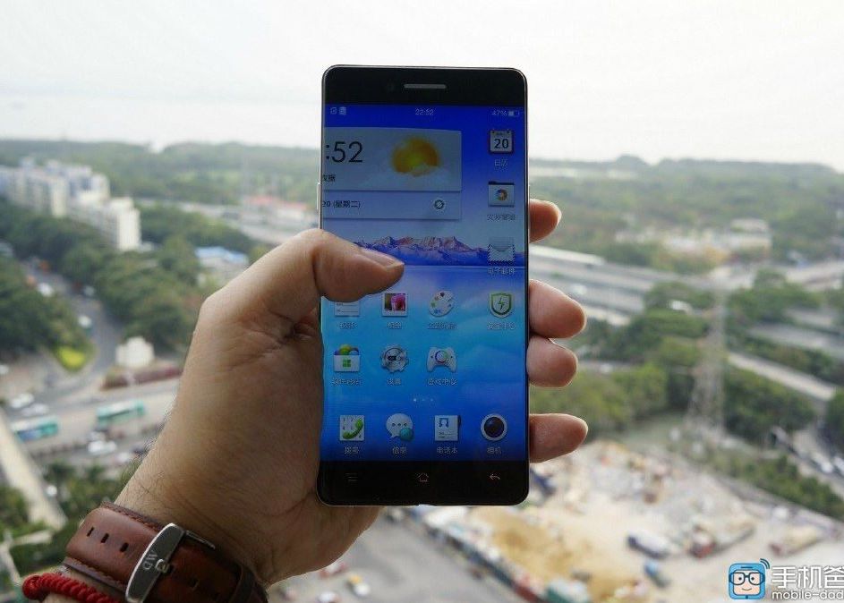 Raspuns La Ecranul Unic Pe Care Il Are Galaxy S6 Edge Ce Telefon A Aparut Pe Net