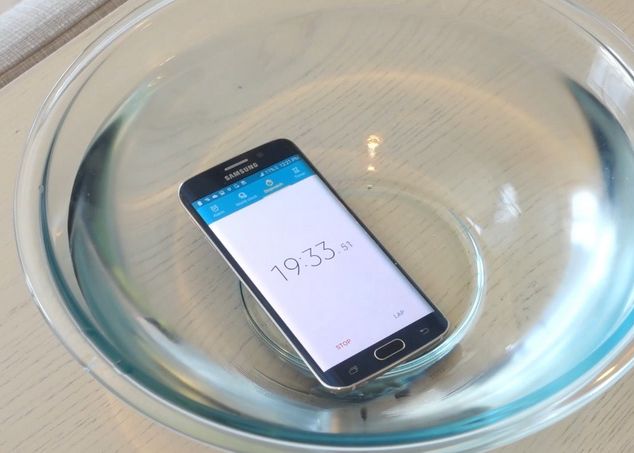 Surpriza uriasa la Galaxy S6 Edge! Ce s-a intamplat cand a fost pus in apa peste 20 de minute Surpriza Uriasa La Galaxy S6 Edge Telefonul Este Rezistent La Apa Desi Samsung Nu A Anuntat Acest Lucru