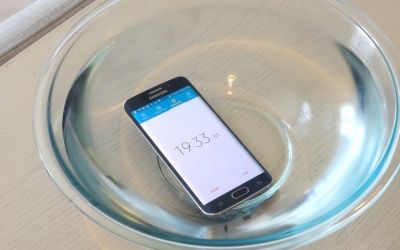 Surpriza uriasa la Galaxy S6 Edge! Ce s-a intamplat cand a fost pus in apa peste 20 de minute