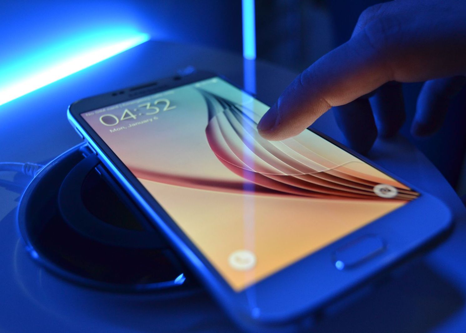 Samsung Acuzata Ca A Angajat Oameni Care Sa Participe La Lansarea Galaxy S6 Reactia Companiei