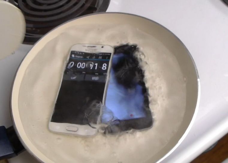 Au Luat Noul Galaxy S6 Si Un Iphone 6 Si Le Au Pus In Apa La Fiert Ce S A Intamplat Cu Cele 2 Telefoane