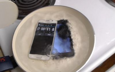 Au luat noul Galaxy S6 si un iPhone 6 si le-au pus in apa la fiert! Ce s-a intamplat cu cele 2 telefoane! VIDEO