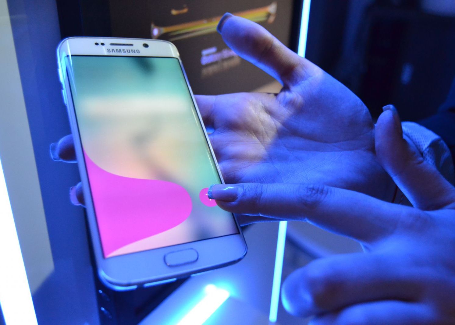 Are Galaxy S6 Edge un defect serios? Mai multi utilizatori care au pus mana pe telefon s-au plans de o problema Are Galaxy S6 Edge Un Defect Serios Mai Multi Utilizatori Care Au Pus Mana Pe Telefon S Au Fi Plans De