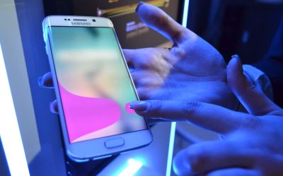 Are Galaxy S6 Edge un defect serios? Mai multi utilizatori care au pus mana pe telefon s-au plans de o problema