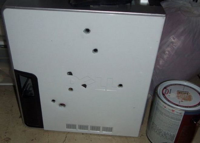 S A Enervat Ca Nu Ii Mai Mergea Calculatorul Si A Scos Pistolul Ce A Facut Un Barbat Este Incredibil