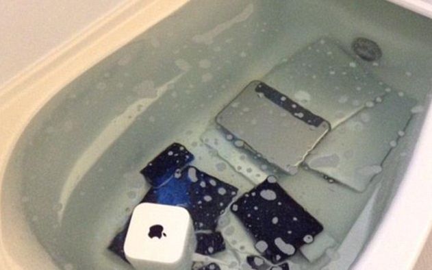 S A Razbunat Dupa Ce Iubitul A Inselat O Aruncandu I Toate Produsele Apple In Cada Plina