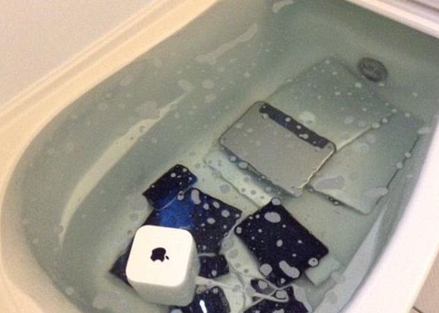 S A Razbunat Dupa Ce Iubitul A Inselat O Aruncandu I Toate Produsele Apple In Cada Plina