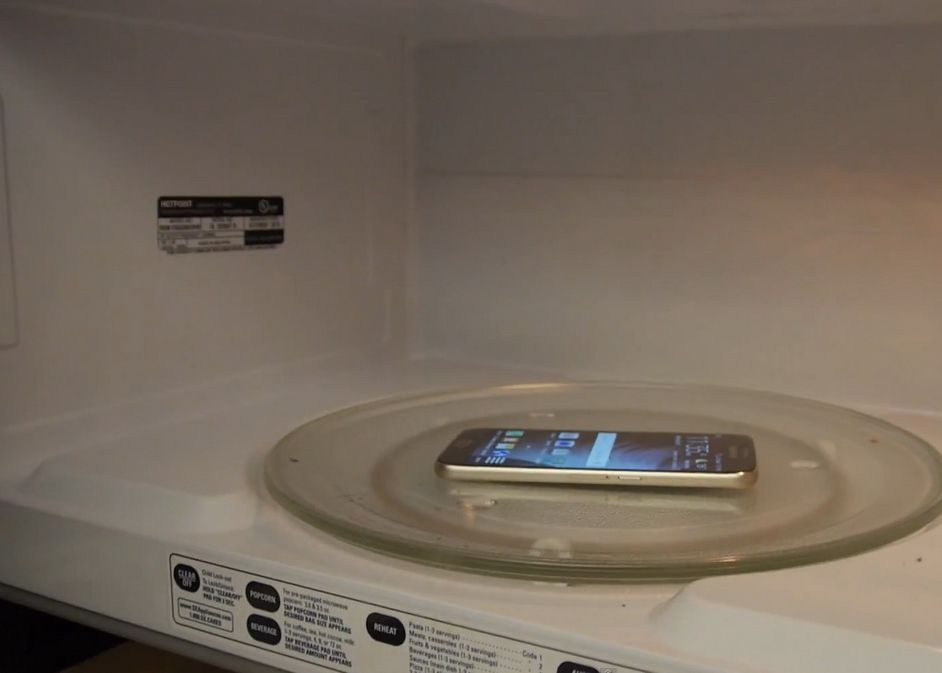 Au luat noul Galaxy S6 si l-au bagat in cuptorul cu microunde pentru un test extrem! Ce s-a intamplat Au Luat Noul Galaxy S6 Si L Au Bagat In Cuptorul Cu Microunde Pentru Un Test Extrem Ce S A Intamplat