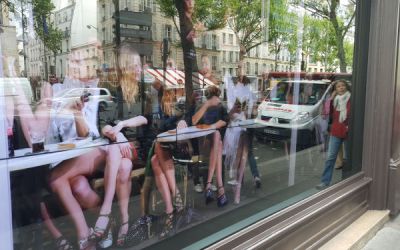 Cine se plimba prin vitrine la Paris