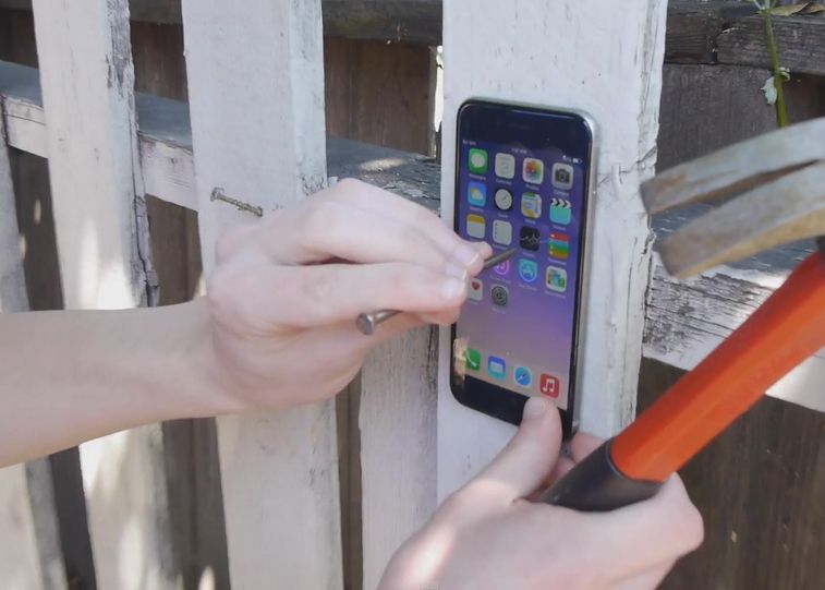 Au batut un cui in telefon! 5 metode de a distruge un smartphone! VIDEO Au Batut Un Cui In Telefon 5 Metode De A Distruge Un Smartphone Video