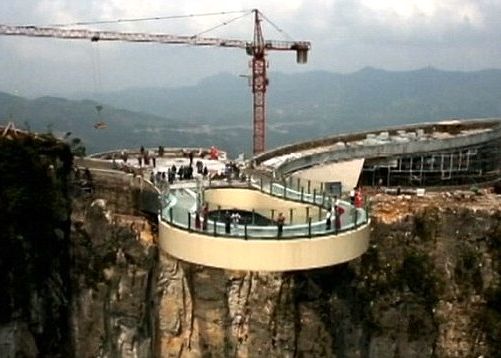 Putini Au Curajul Sa Vada Imaginile Astea Cea Mai Lunga Pasarela De Sticla Aflata La Mare Inaltime Iti