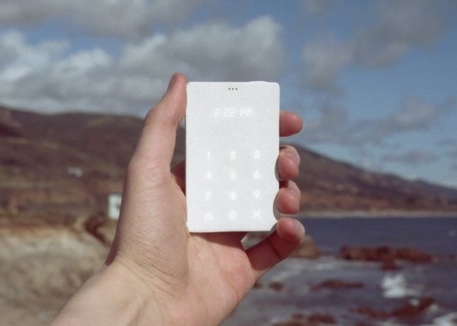 Light Phone Telefonul Extrem De Ieftin De Marimea Unei Carti De Credit La Care Bateria Tine 20 De Zile