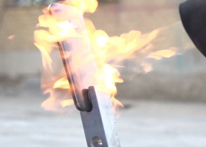 Au luat telefonul si l-au testat cu aruncatorul de flacari! Ce s-a intamplat dupa 15 secunde Au Luat Telefonul Si L Au Teste Cu Aruncatorul De Flacari Ce S A Intamplat Dupa 15 Secunde