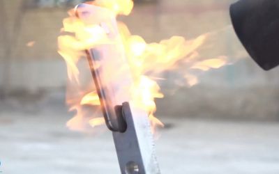 Au luat telefonul si l-au testat cu aruncatorul de flacari! Ce s-a intamplat dupa 15 secunde